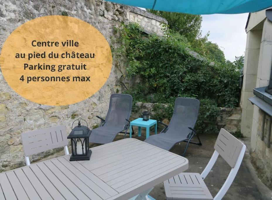 Des Hirondelles , Au Pied Du Chateau *