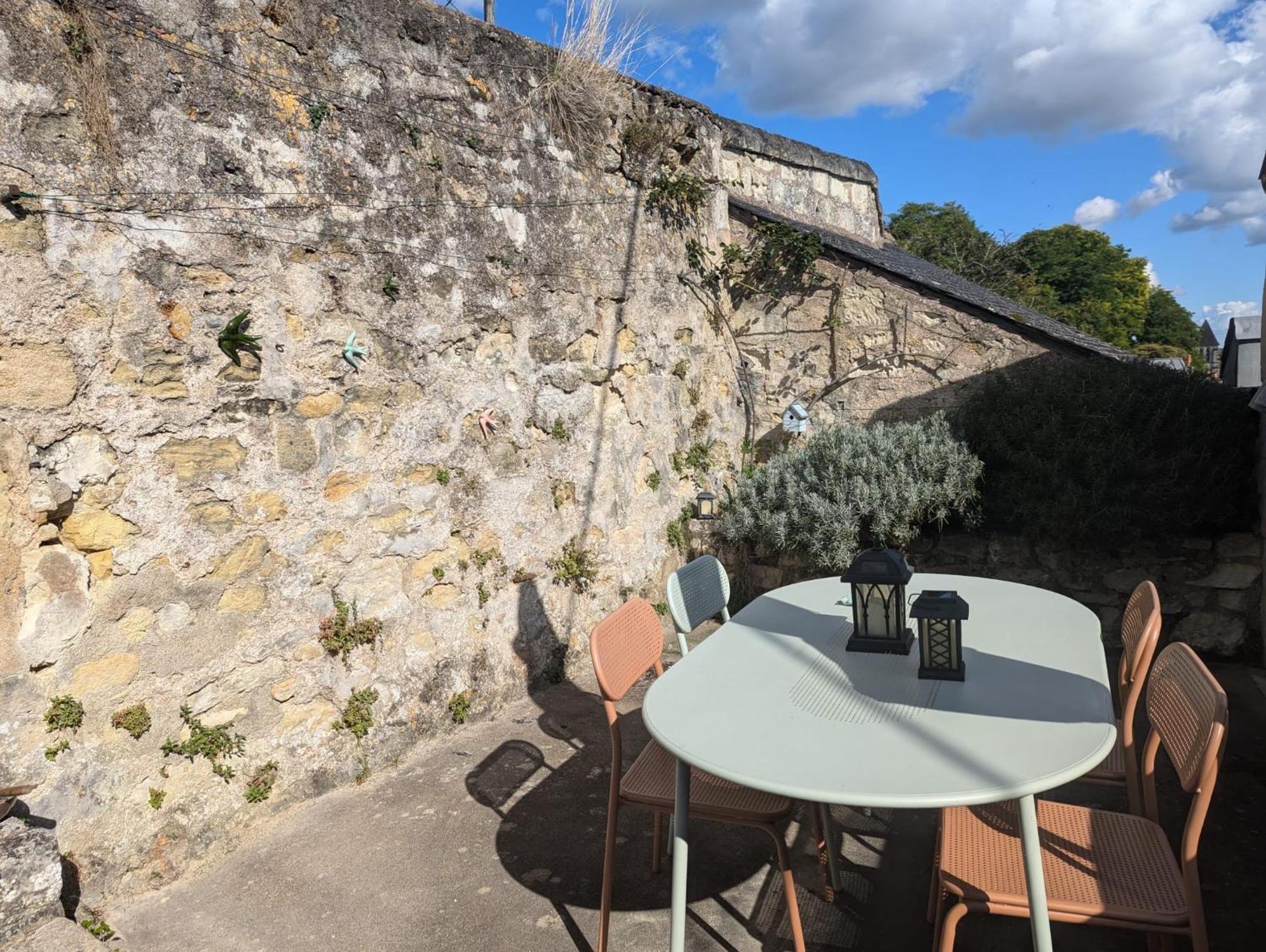 Des Hirondelles , Au Pied Du Chateau *